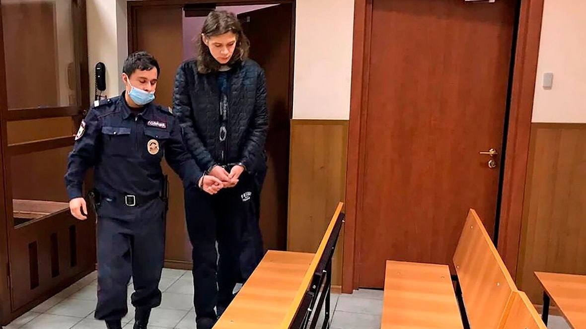 Суд приговорил к четырем годам колонии блогера, справившего нужду на стенд с фото ветерана ВОВ