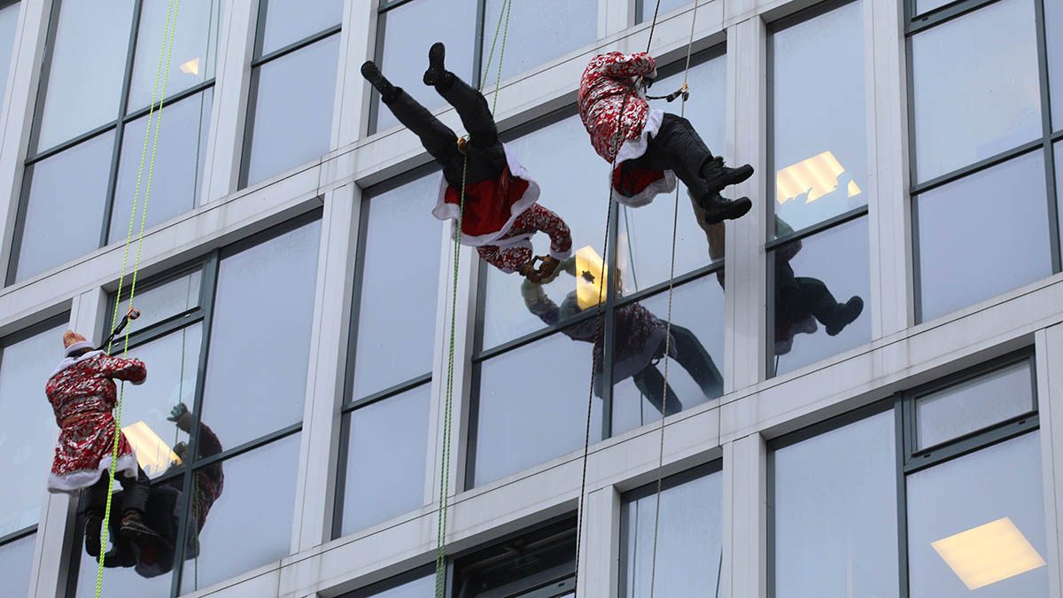 Спасатели в костюмах Дедов Морозов навестили пациентов Морозовской детской больницы