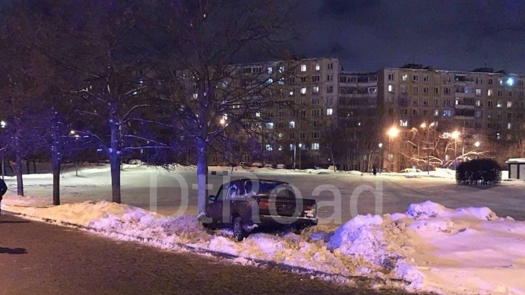 Автомобилист вылетел на тротуар на юго-западе Москвы