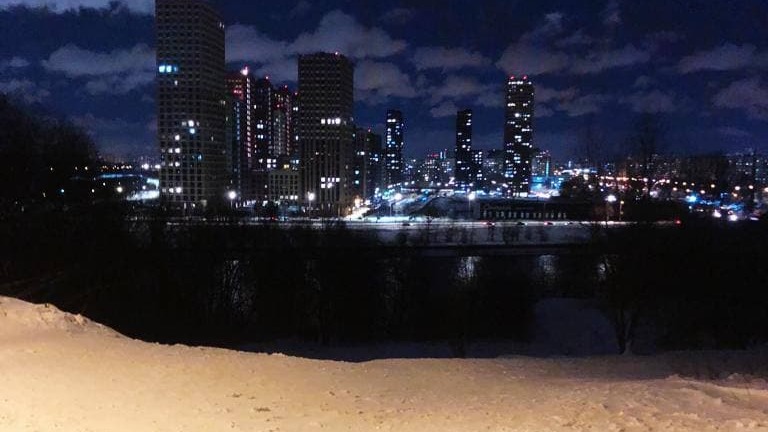 Подросток в Москве скончался, врезавшись в дерево во время съезда на тюбинге со склона