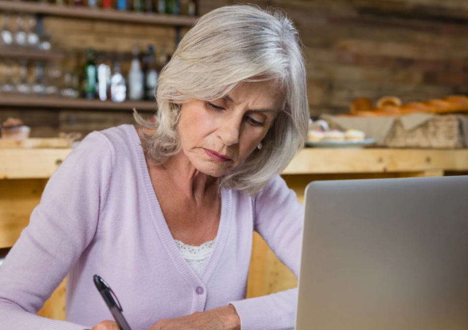 Названы города России с самыми благоприятными условиями труда для пенсионеров