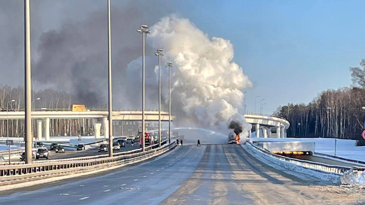 Движение на Киевском шоссе восстановили после ДТП с бензовозом