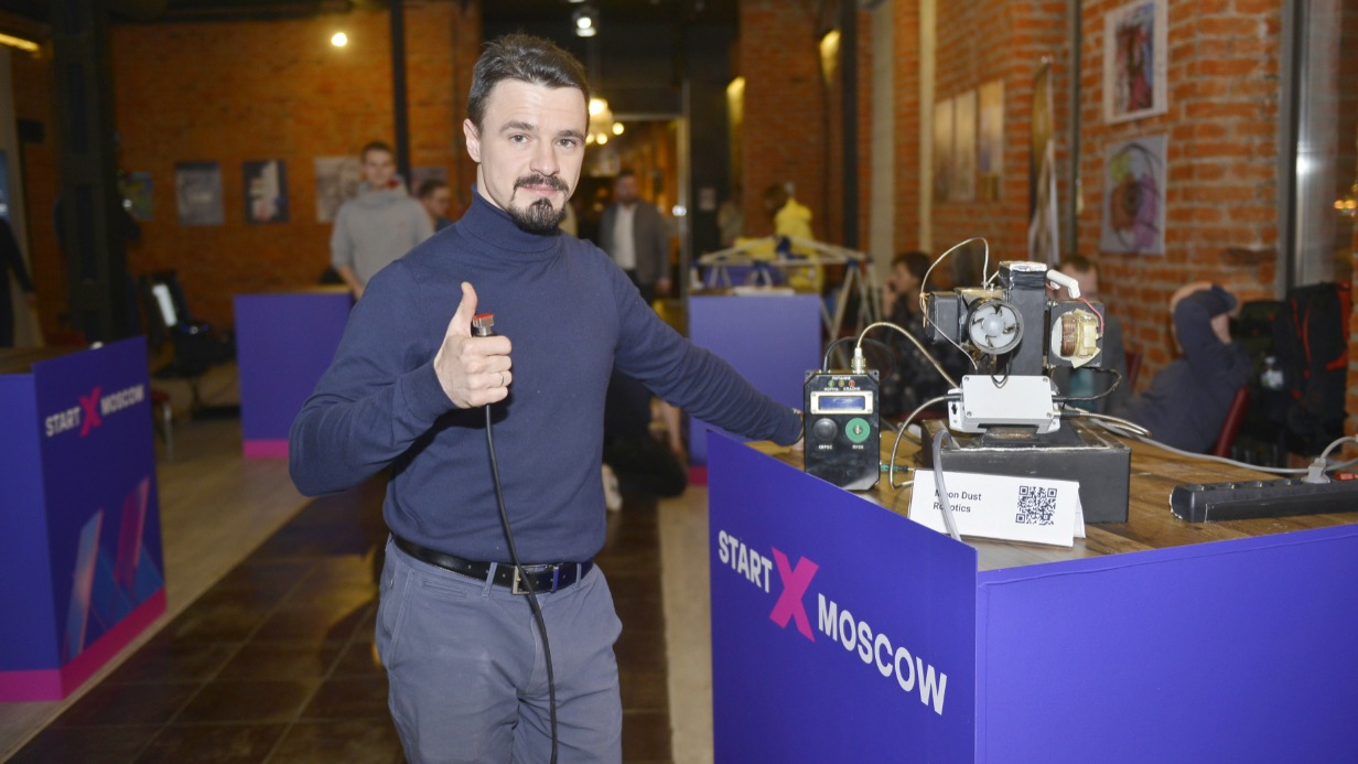 Инженер Павел Королев презентует прибор, который способен выпаривать воду из лунного грунта. В будущем команда разработчиков этого устройства планирует создать уменьшенную версию аппарата и провести первый эксперимент на поверхности спутника Земли