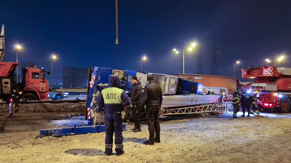 Строительный автокран опрокинулся на 47-м километре МКАД