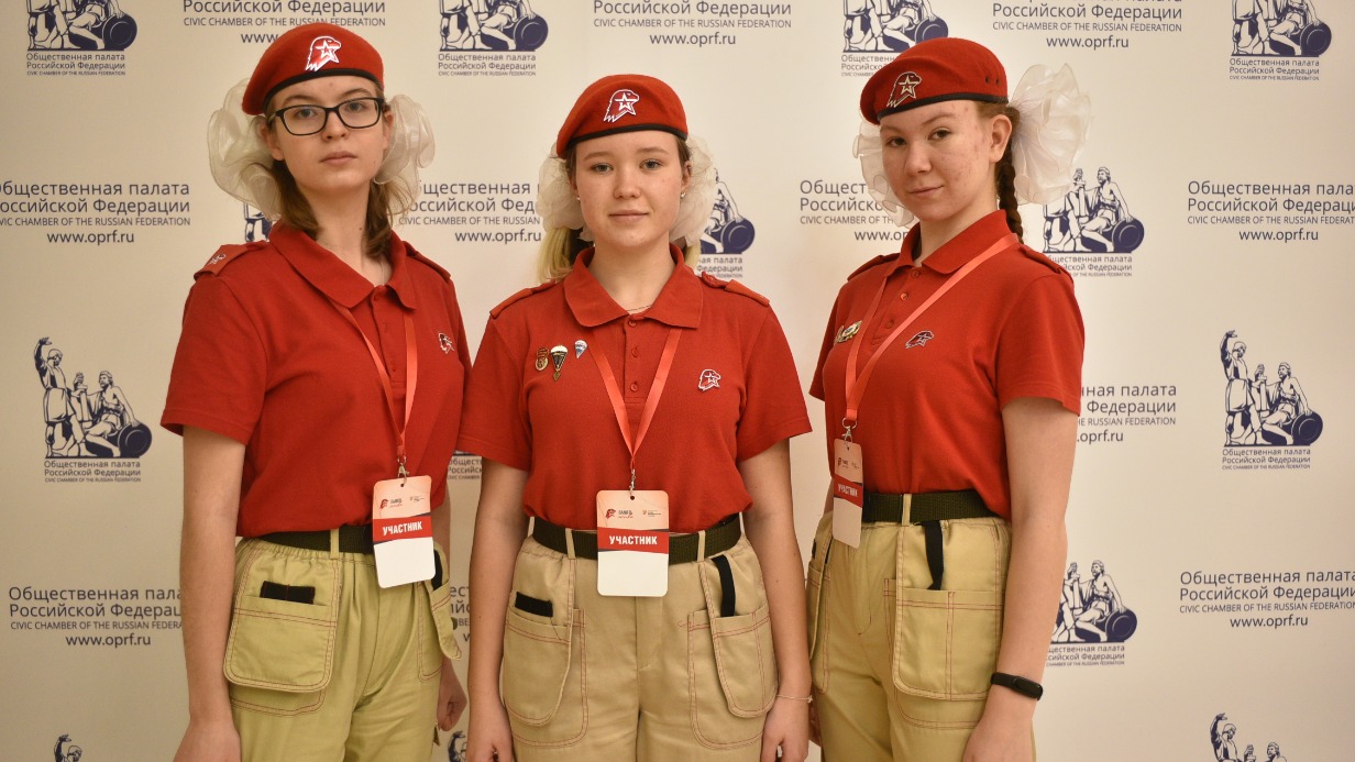 Ученицы столичной школы № 878, участницы юнармейского отряда «Пионер» Анастасия Ашихмина, Алена Ткаченко и Екатерина Голубева (слева направо) приняли участие в форуме «Память жива». Они познакомились с участниками движения из других регионов России и обменялись с ними идеями на 2022 год