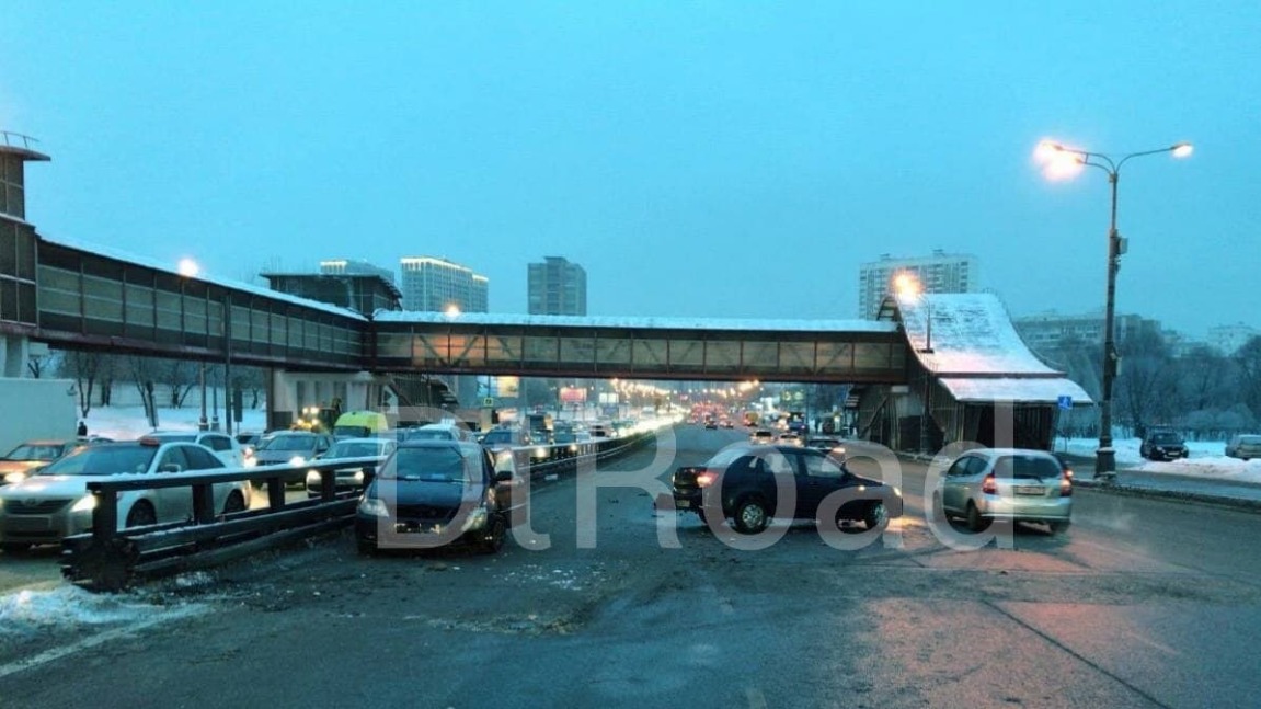 Две легковушки столкнулись на Дмитровском шоссе в Москве