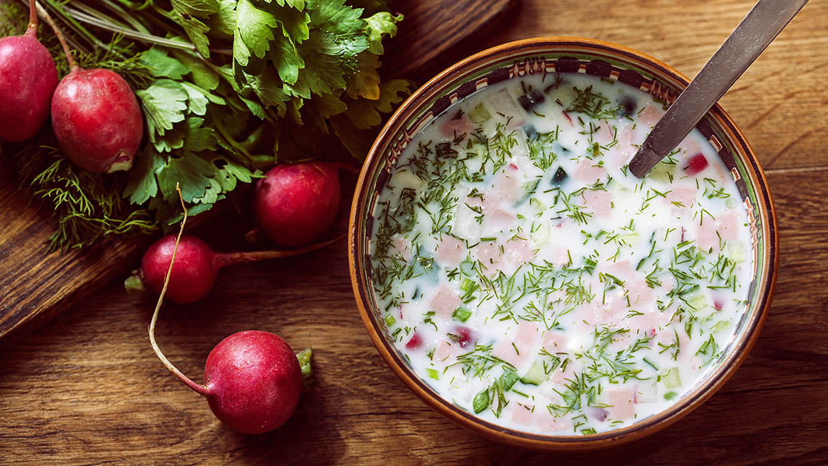 Гастроэнтеролог рассказал, чем лучше заправлять окрошку