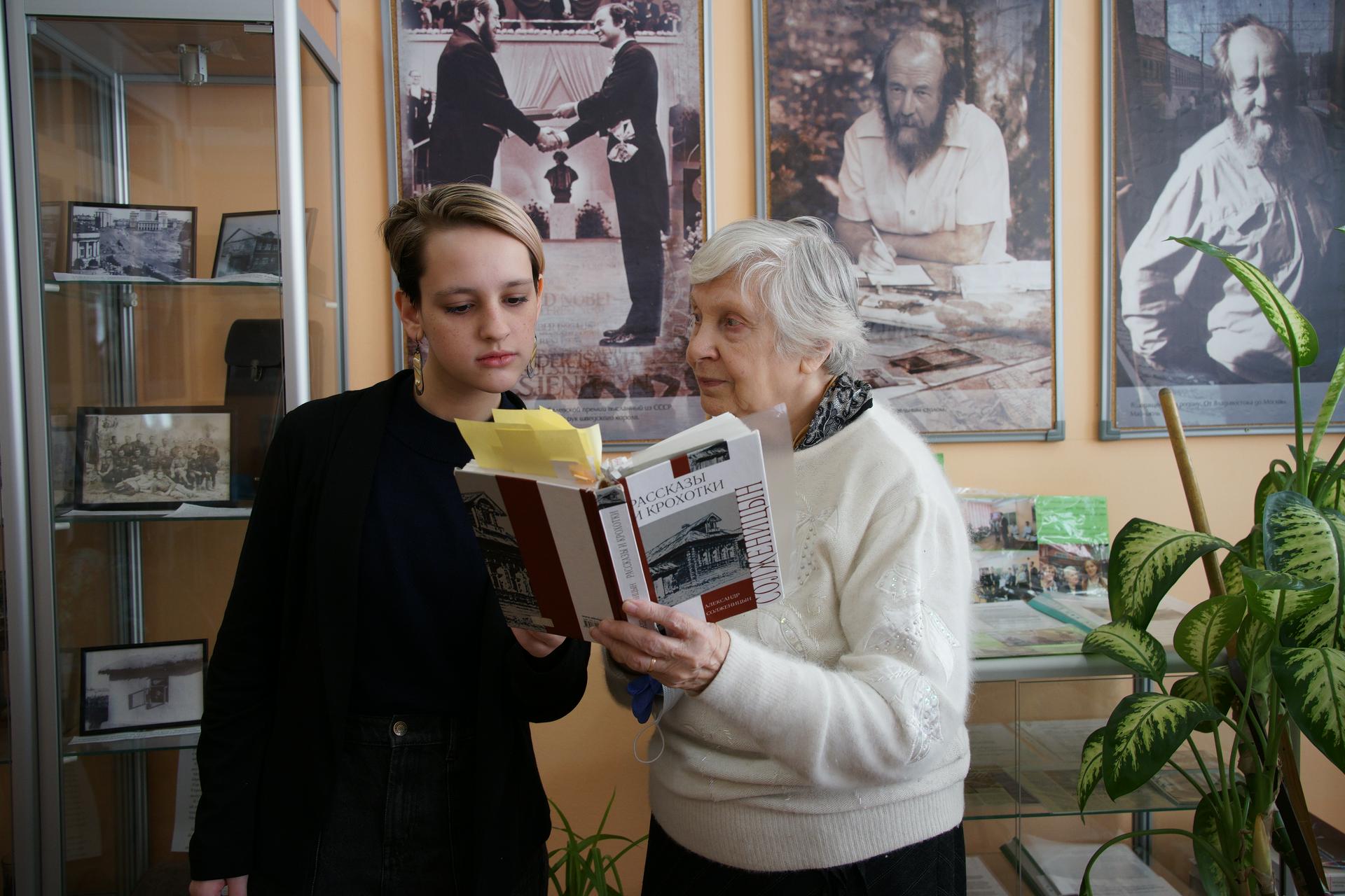 Руководитель музея школы № 1948, посвященного Александру Солженицыну, Светлана Ушакова (справа) вместе с ученицей Варварой Бесединой читает отрывок из произведения писателя из сборника «Рассказы и крохотки»