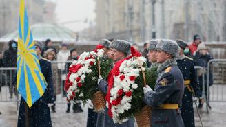 Волонтеры возложили цветы к Могиле Неизвестного Солдата в Москве