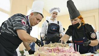 Ведро майонеза и кулинарный арсенал: как в Москве возвели башню из селедки под шубой