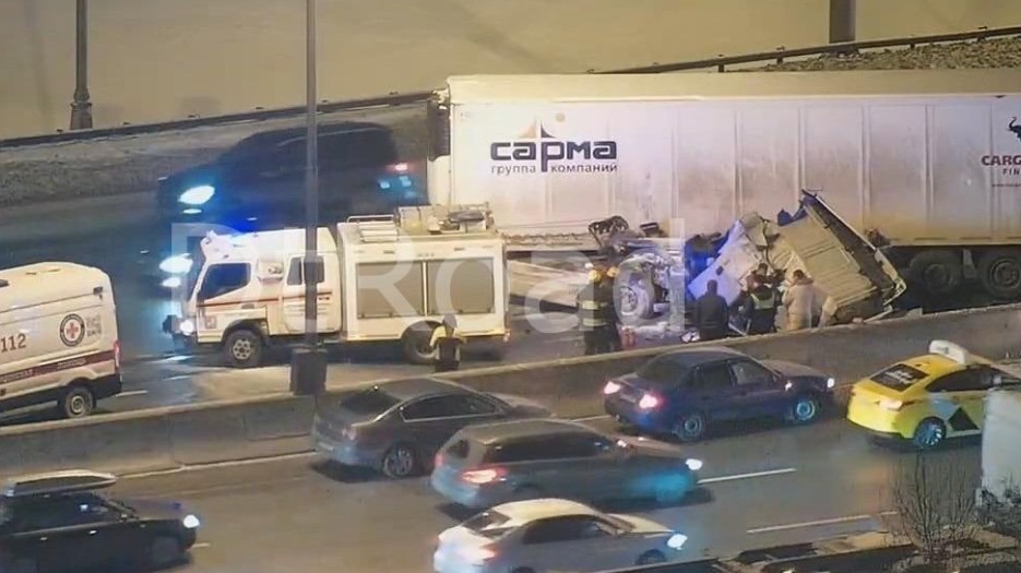 Грузовик врезался в разделительный барьер на 53-м километре МКАД