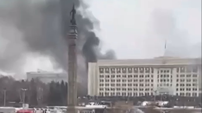 Протестующие в Алма-Ате ворвались в здание городской администрации