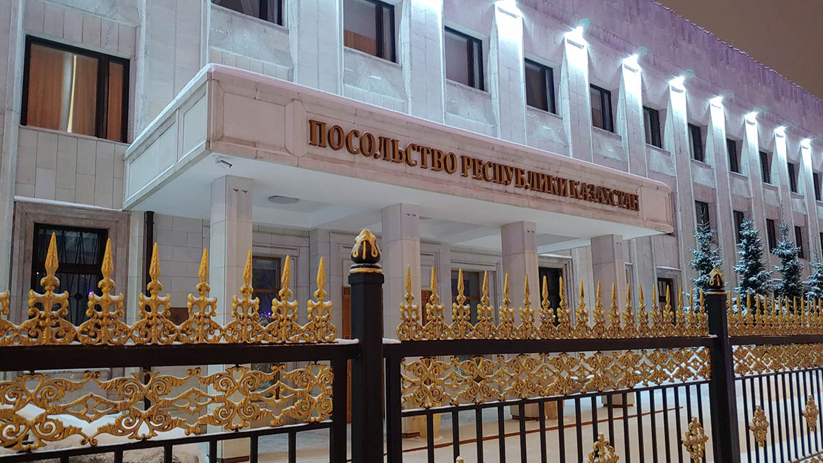 Москвичи начали приносить цветы к посольству Казахстана в столице