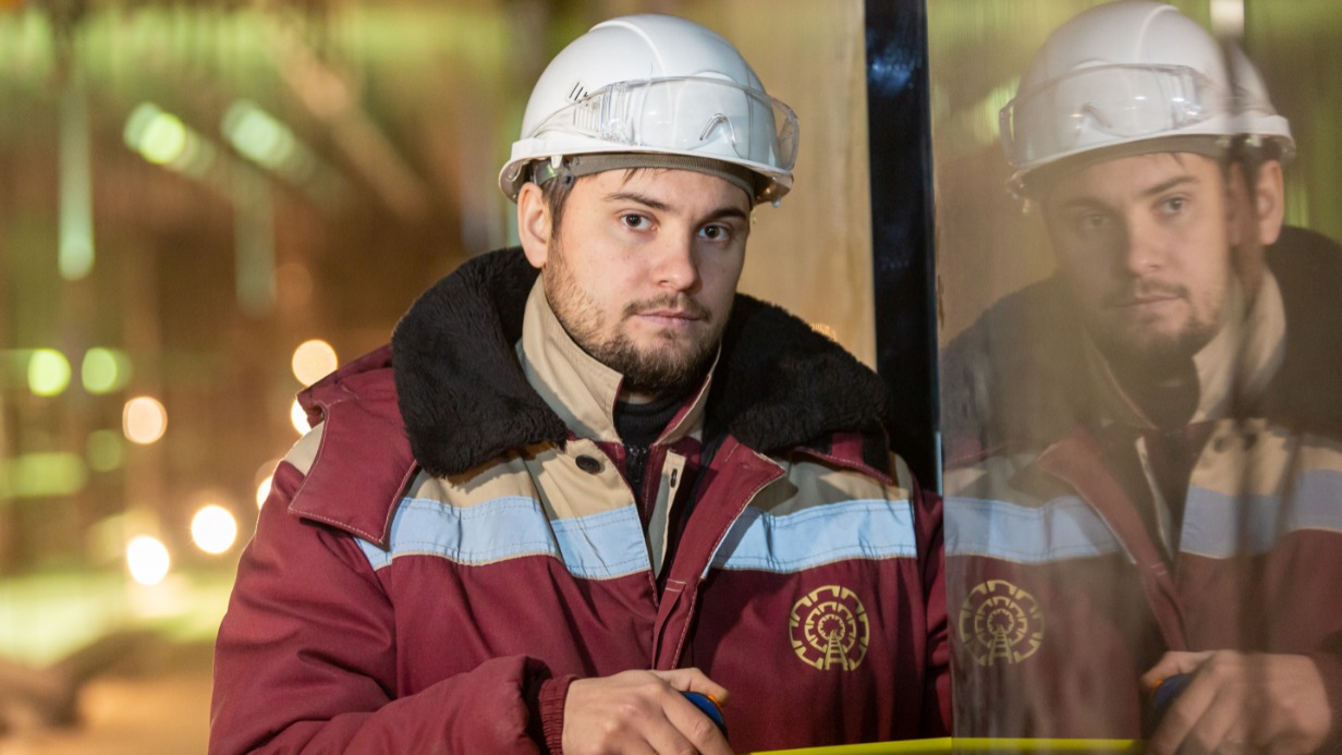 Мастер участка Андрей Козлов на станции БКЛ «Сокольники» во время монтажа большого панно