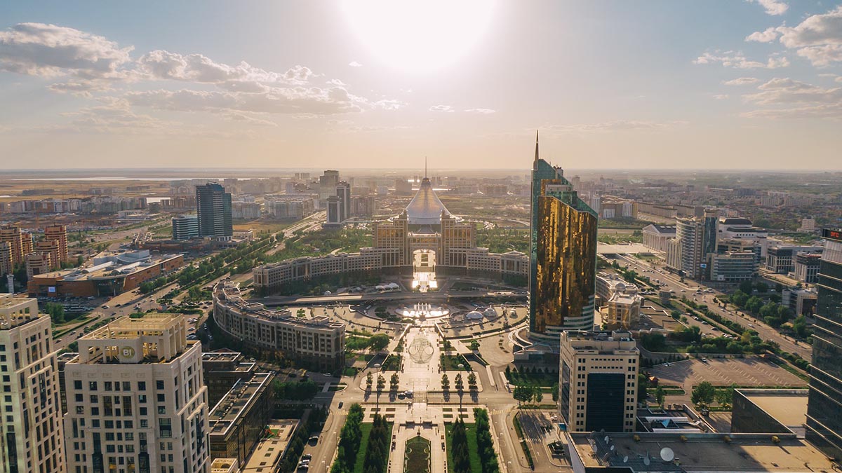 Приставил пистолет к виску: семь человек оказались в заложниках в банке в  Астане