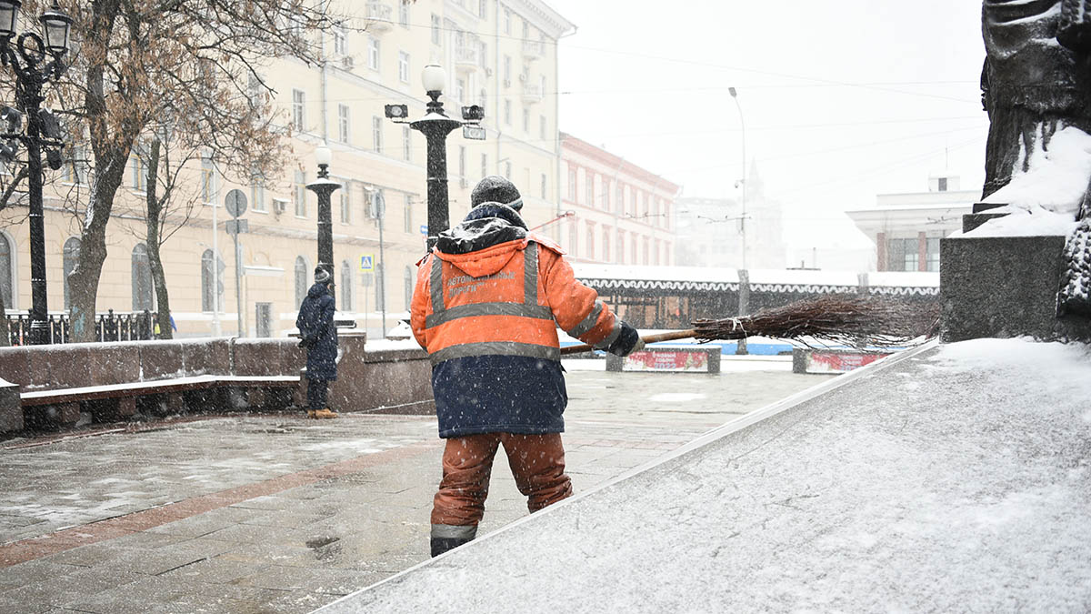 Городские службы продолжат мониторить состояние дорог и улиц столицы из-за непогоды