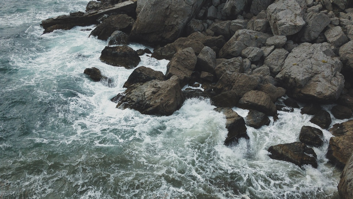 Гулявшие по пляжу в Сочи туристы обнаружили тело человека