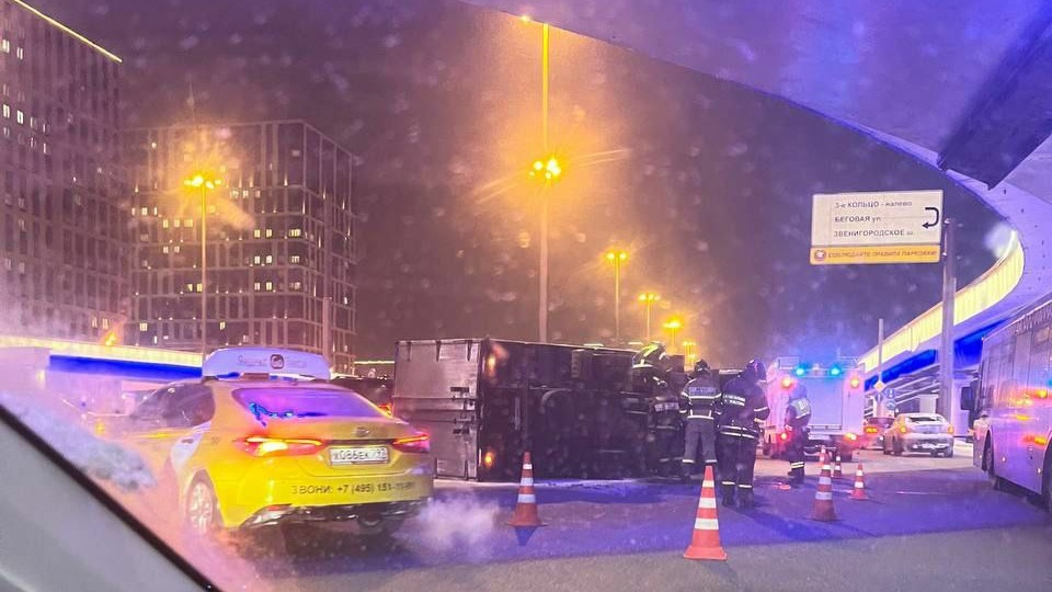 Грузовик перевернулся между станциями метро «Динамо» и «Белорусская»