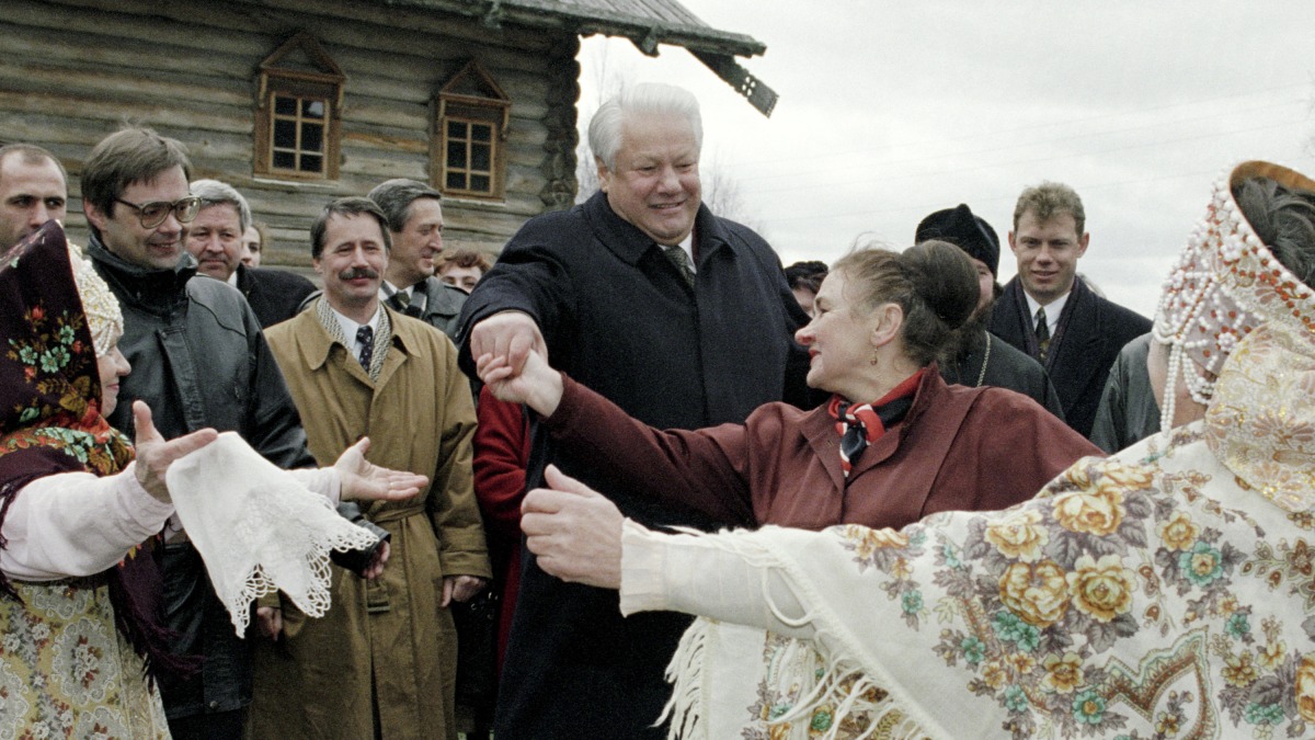 Президент РФ Борис Ельцин (в центре) танцует с участницами Дня славянской письменности и культуры в музее народного искусства во время рабочей поездки в Архангельск