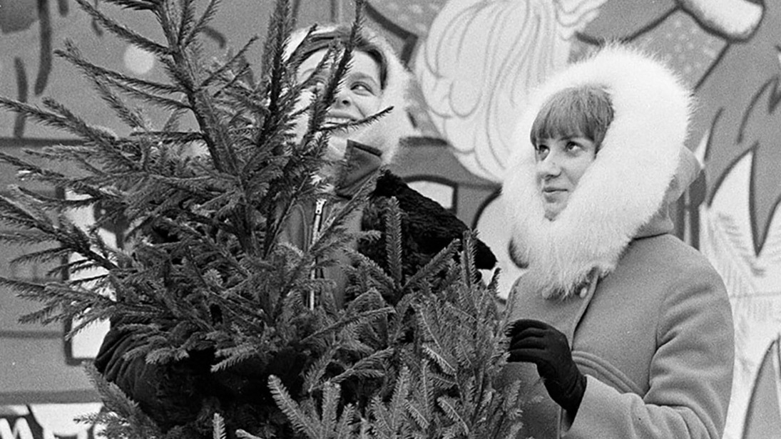 Дубленки и шубы: москвичам рассказали о самой модной одежде 60-х годов прошлого века