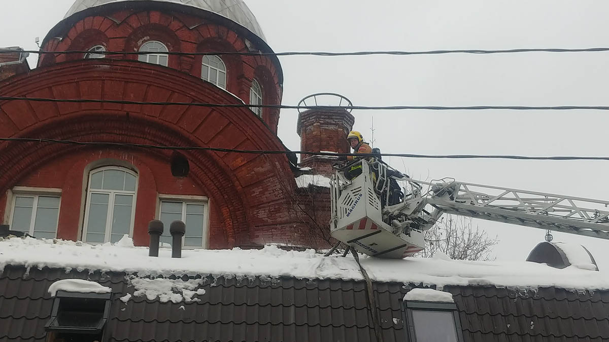Движение по Зоологическому переулку полностью перекрыли из-за пожара на территории храма