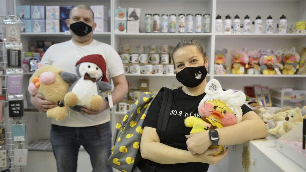 Супруги Наталья и Сергей Фоменко, вернувшись из свадебного путешествия в Японию, решили открыть магазин с милыми вещами, и у них это получилось. Бизнес развивается: сейчас супруги осваивают торговлю и продвижение товаров через интернет, создают в соцсетях надежный круг клиентов