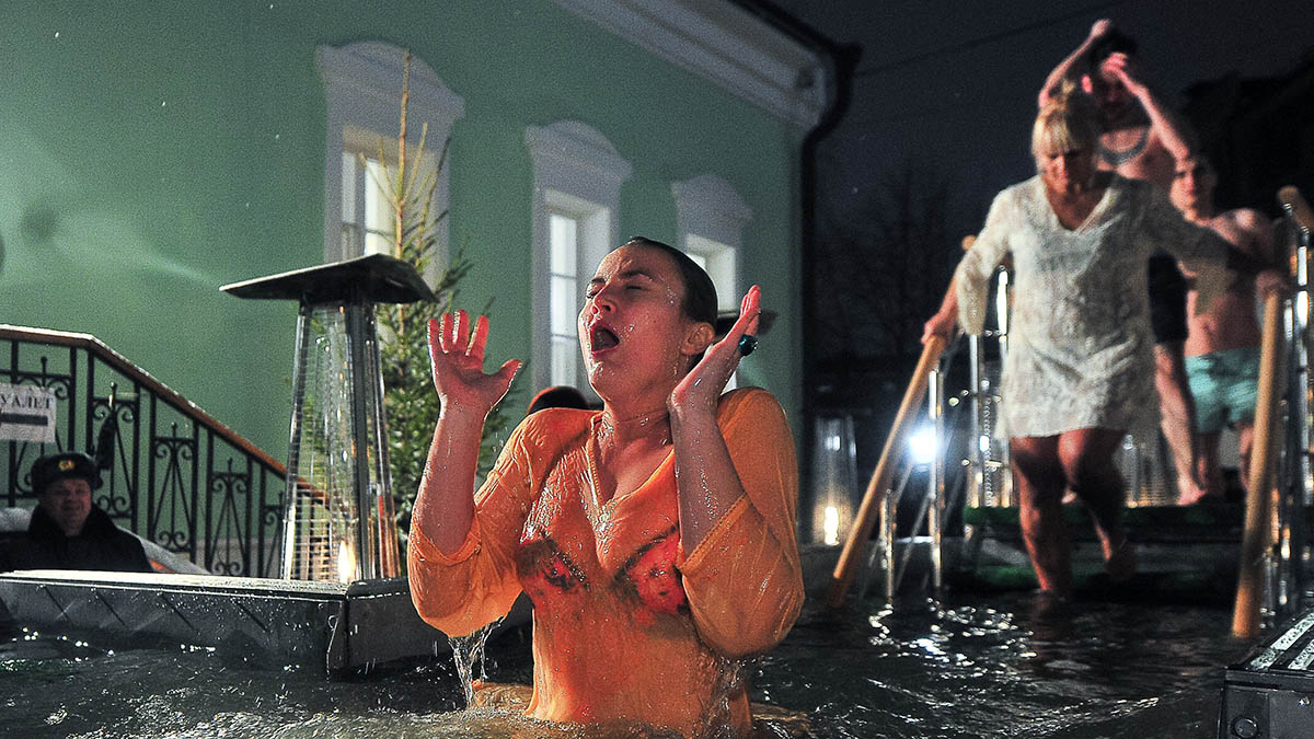 «Убийство для организма»: иммунолог Жемчугов объяснил, кому опасно нырять в прорубь на Крещение