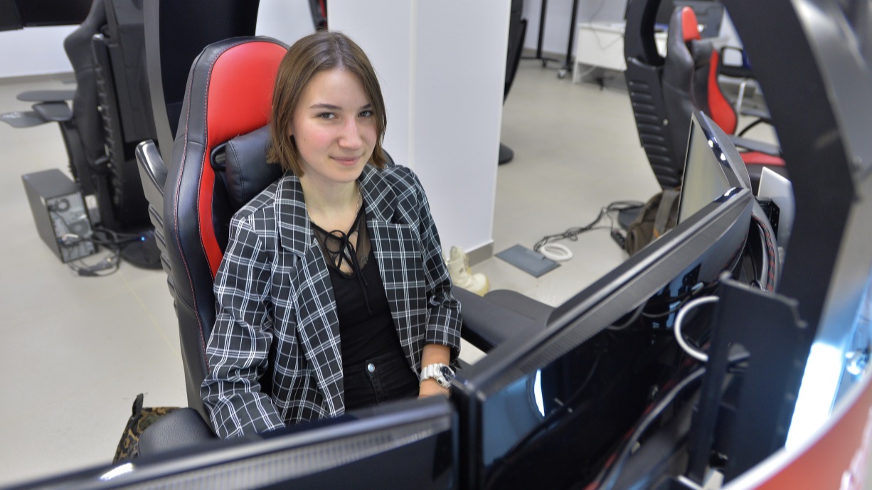 Ученица школы № 1542 Валерия Фурунжиева в лаборатории детского технопарка «Альтаир» сидит в автоматизированном рабочем комплексе, кресло которого полностью подстраивается под человека, а три экрана облегчают работу над проектом. Девушка стала призером конкурса «Высший пилотаж» в 2021 году