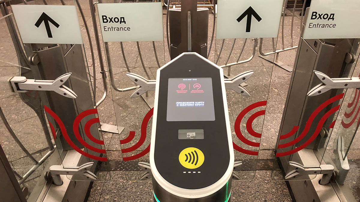 В столичном метро возобновили оплату проезда банковскими картами