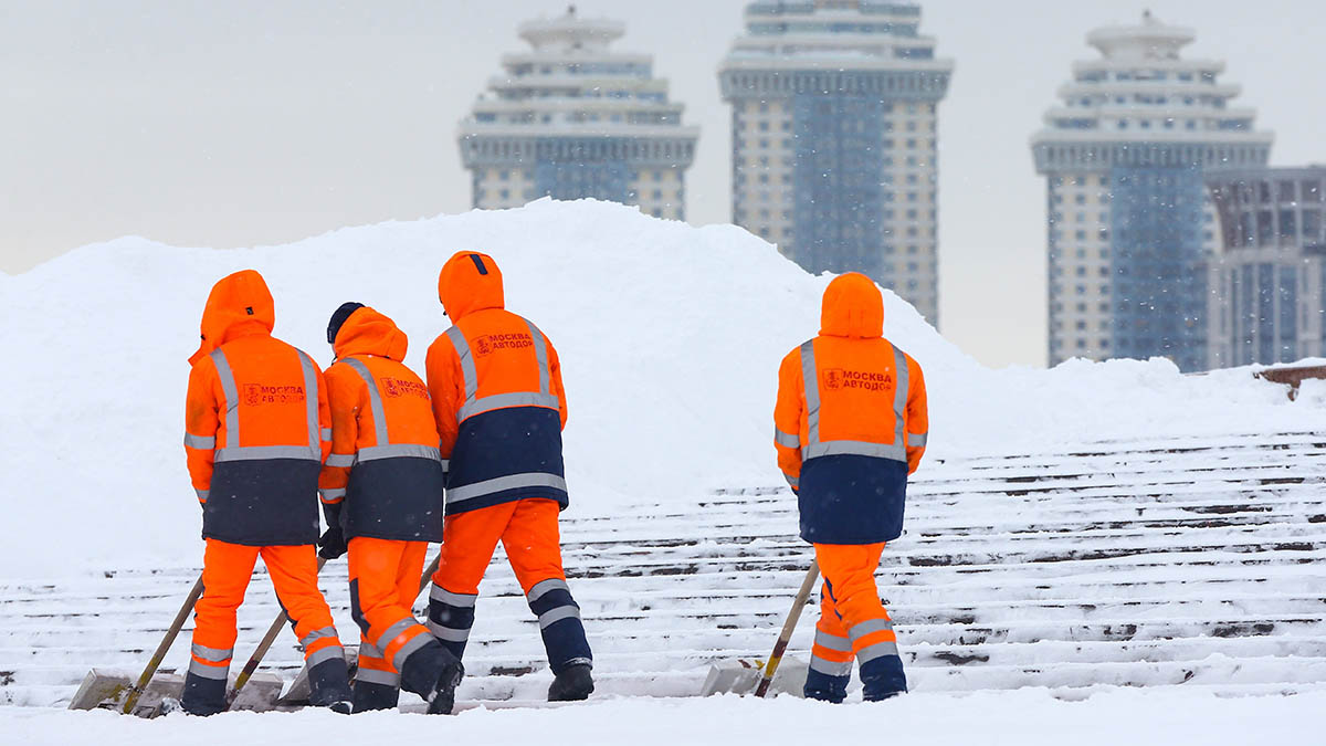 Противогололедная обработка и подметание дорог начались в Москве