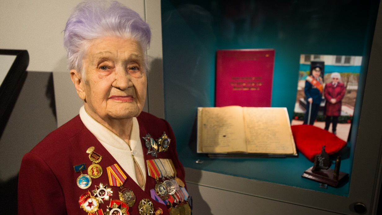Участница Сталинградской битвы, председатель Совета ветеранов 95-й Гвардейской дивизии Мария Рохлина пришла в Музей Победы, чтобы увидеть уникальные экспонаты новой выставки «От Москвы до Сталинграда»
