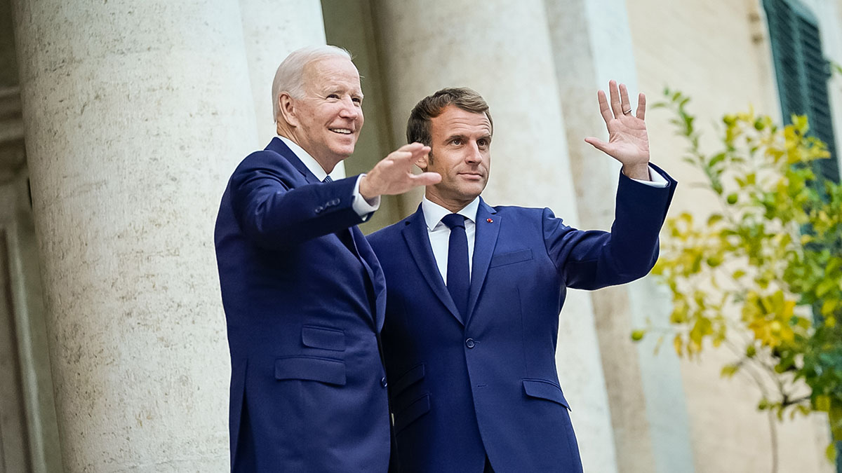 Макрон и Байден в ближайшее время проведут переговоры