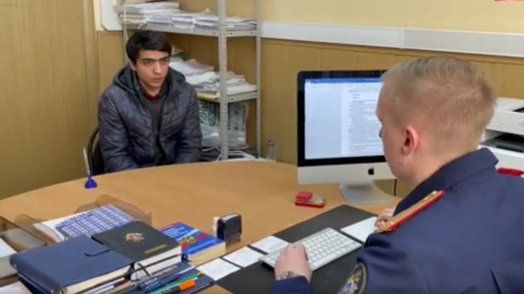 СК опубликовал кадры допроса «насильника», задержанного за попытки нападения на женщин в Москве