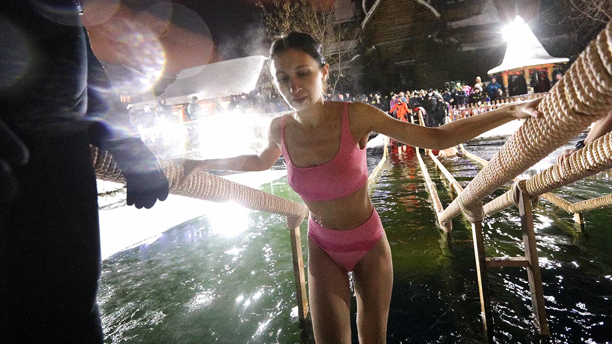 МЧС России: Свыше 1,5 миллиона купающихся ожидаются на Крещение в России