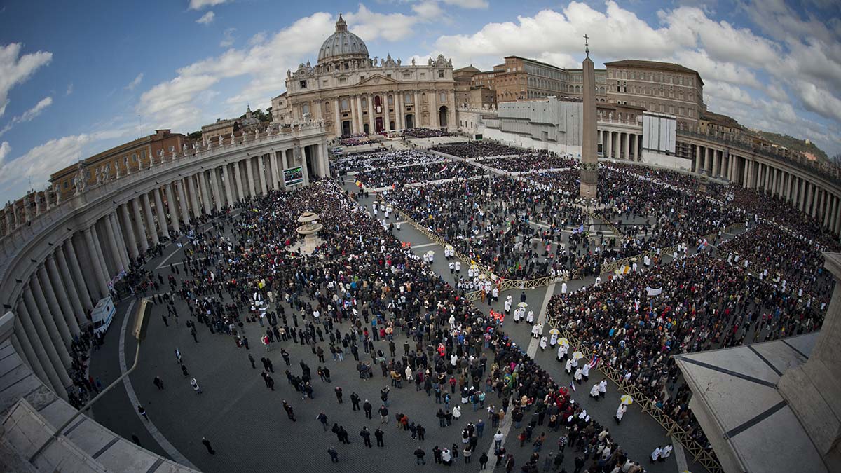 Россия получила от Ватикана извинения за слова понтифика в адрес чеченцев и бурятов
