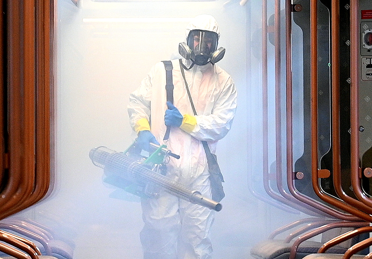 Дезинфектор Дмитрий Коновальчиков во время обработки вагона поезда в депо метрополитена