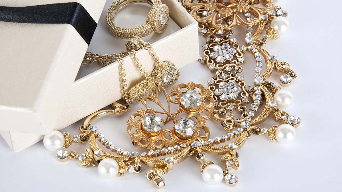 Мужчина обокрал пенсионерку, заменив ювелирные украшения на бижутерию