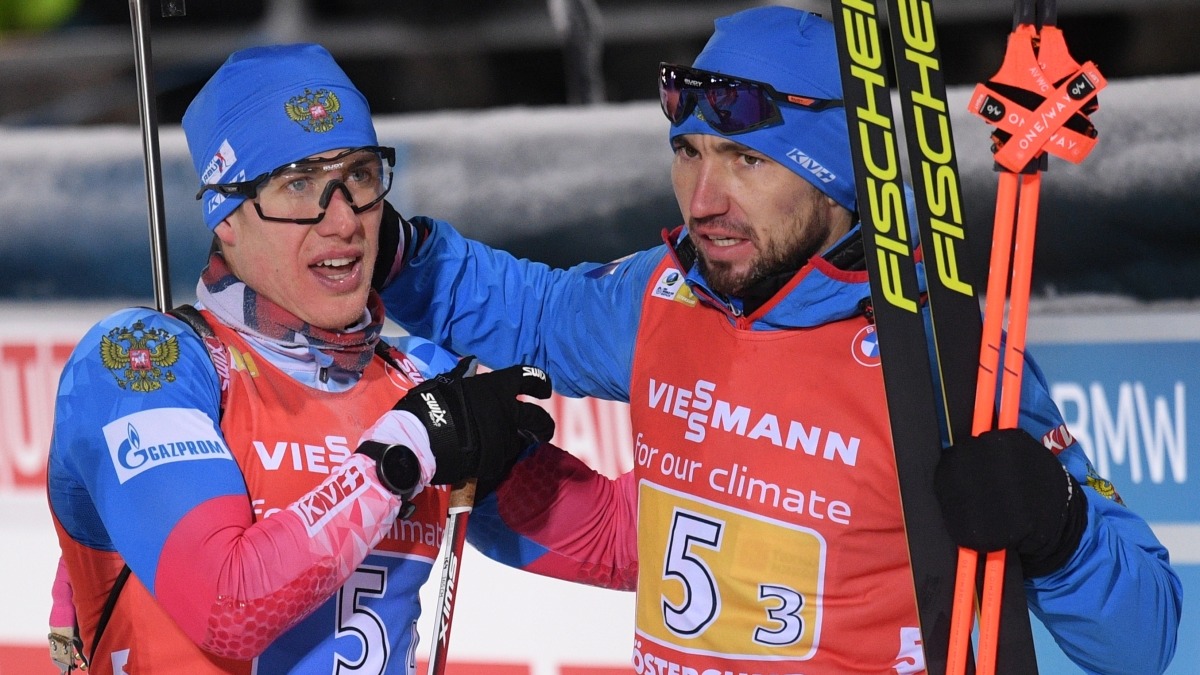 Эдуард Латыпов (слева) и Александр Логинов на финише эстафеты среди мужчин на II этапе Кубка мира по биатлону сезона в Эстерсунде