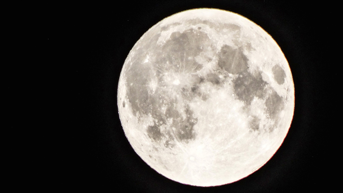 Китайские ученые успешно добыли воду из камня, доставленного на Землю с Луны