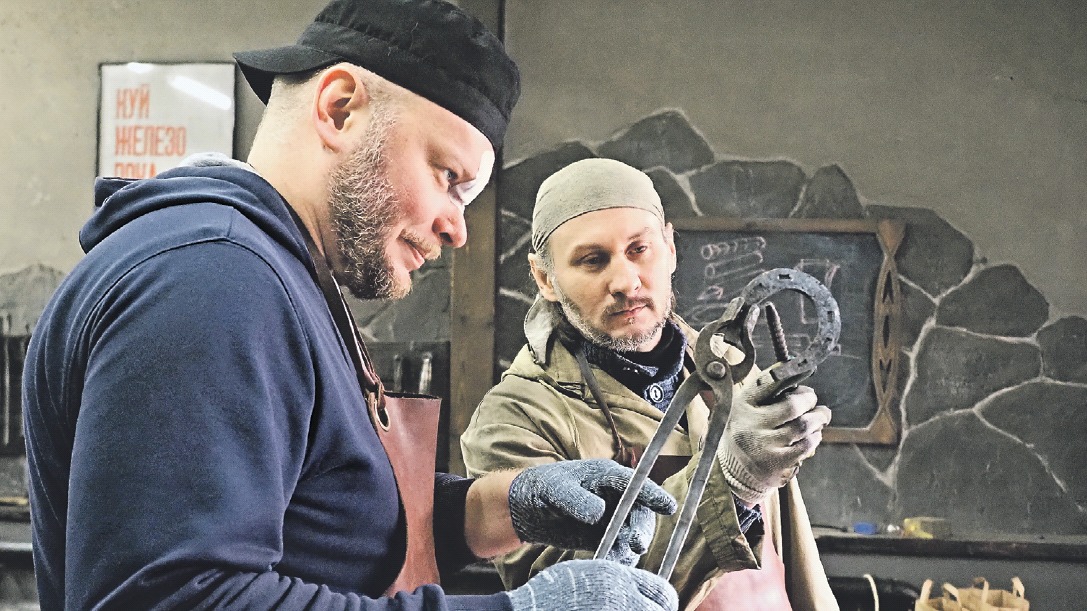 Специальный корреспондент «ВМ» Геннадий Окороков (слева) изучает азы кузнечного дела под руководством мастера Алексея Купца