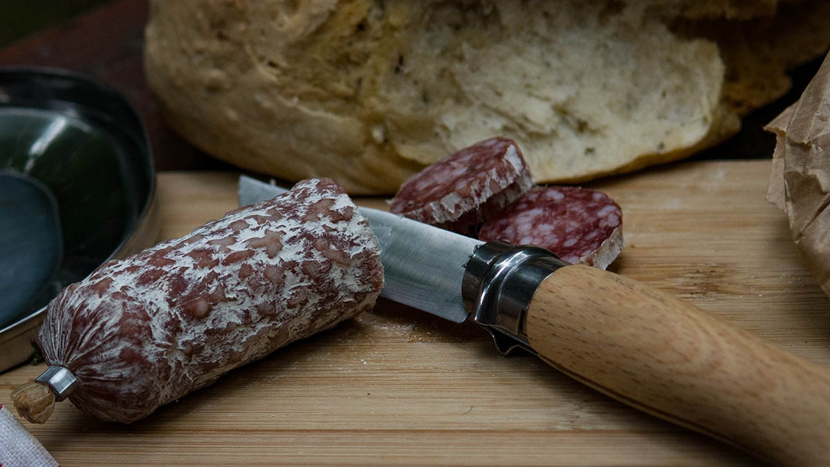 «Его применяют незаконно»: чем опасен «мясной клей», который добавляют в продукты