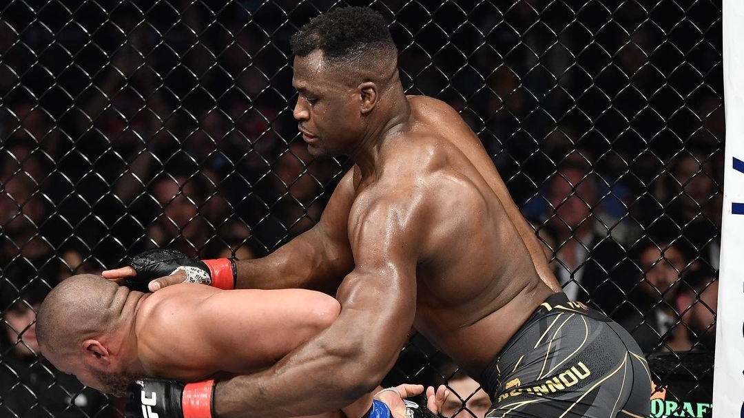 Нганну одолел Гана и защитил титул чемпиона в тяжелом весе