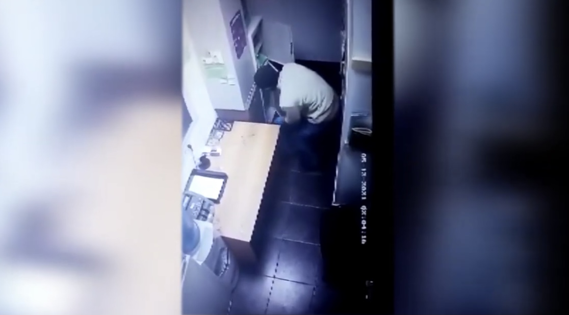Вор в Подмосковье украл десятки телефонов из салона сотовой связи через дыру в крыше