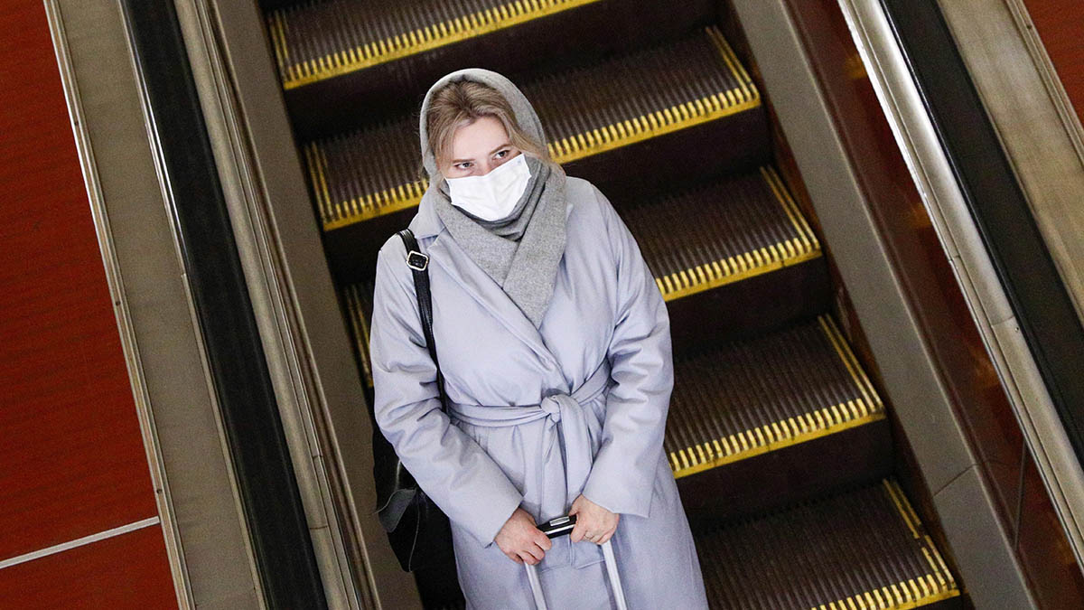 Роспотребнадзор призвал москвичей носить маски в общественных местах