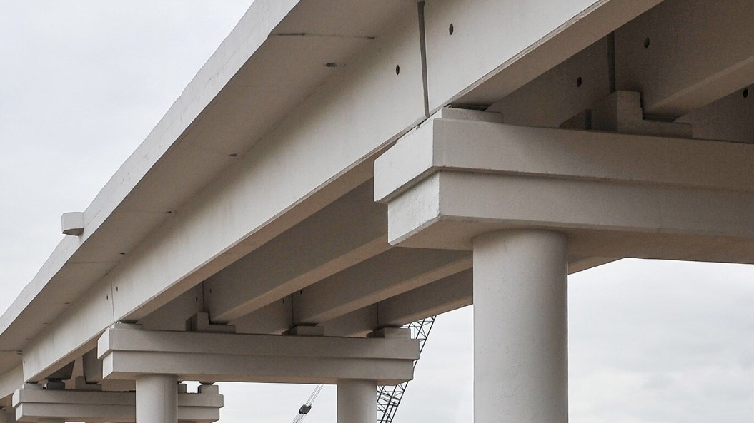 Специалисты достроили мост через реку Сосенку в Новой Москве