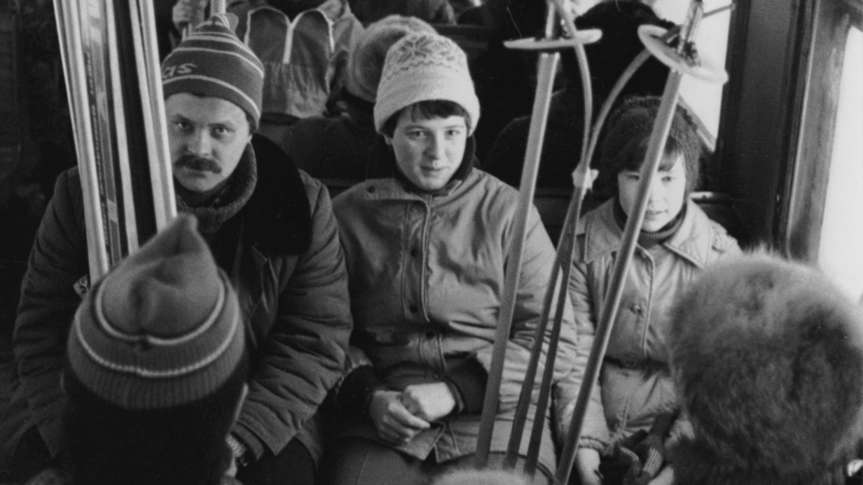 Любители зимнего отдыха в электричке