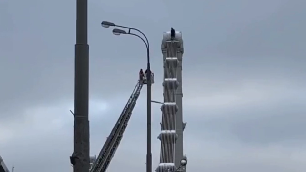 Звонит по телефону и машет рукой: мужчина на Крымском мосту все еще отказывается спускаться