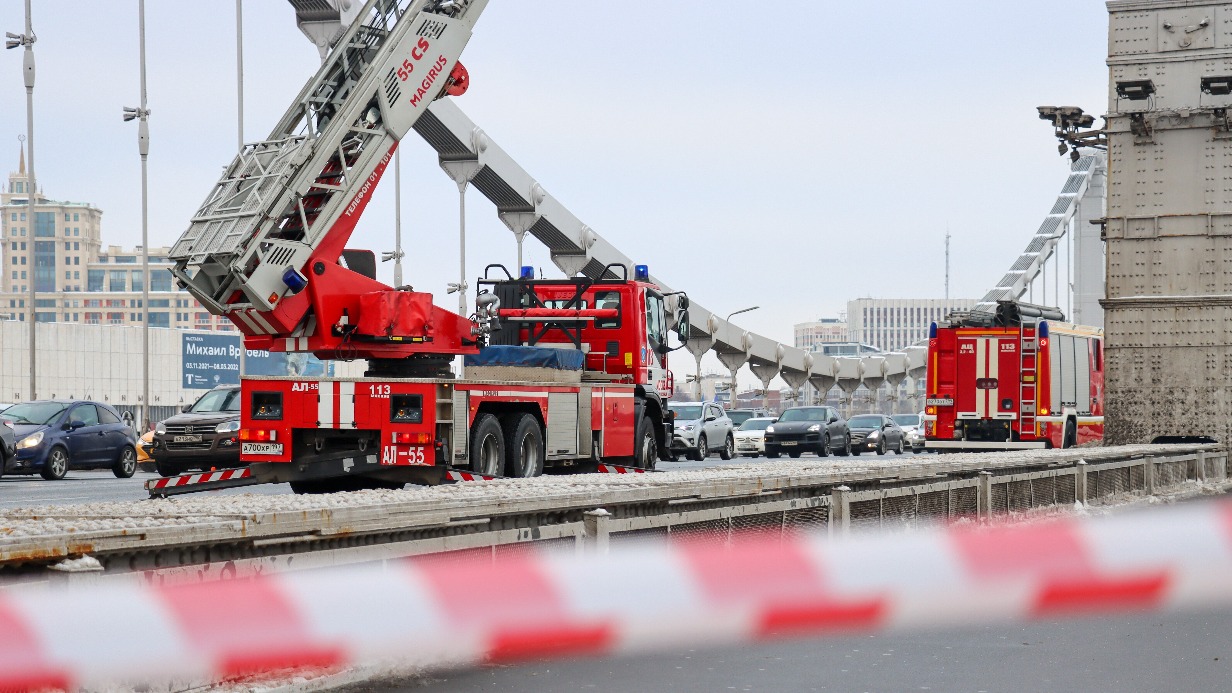 Три полосы движения перекрыли на Садовом кольце из-за мужчины на Крымском мосту