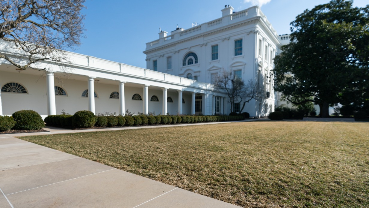 Что такое шатдаун простыми словами и какими могут быть последствия для США