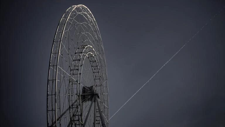 Завершен монтаж наружного обода колеса обозрения «Солнце Москвы»